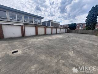 Veilige en vlot toegankelijke garagebox te koop met inrit naast Gemzenstraat 39.<br />Ideaal voor het parkeren van een wagen, moto of als extra opslagruimte. Goede bereikbaarheid en gelegen in een rustige omgeving.<br />Interesse?<br /><br />Neem gerust contact op voor meer informatie of een bezoek.