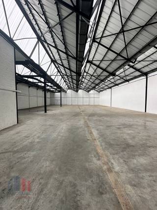This spacious warehouse space of 735 m² is easily accessible and ideally located in Enghien.The property has a sectional door of 4.5 m height and a...