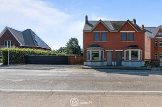 <h2><span>Op de Oostereindestraat 72 in Lummen vind je deze charmante en energiezuinige woning te koop.</span></h2>
De woning heeft een centrale ligging in Lummen, met winkels, scholen en openbaar vervoer in de nabije omgeving. Dankzij de vlotte verbinding naar de E314 bereik je snel Hasselt, Leuven en de omliggende gemeenten.<br /><br />Via de inkomdeur kom je terecht in de gezellige leefruimte met houtkachel, die aansluit op de eetkamer. Vanuit de eetkamer heb je toegang tot de uitgeruste keuken met kookeiland, kookplaat, oven, microgolfoven en kastruimte. Via de zijdeur in de keuken bereik je rechtstreeks het terras en de tuin. Aansluitend vind je de ruime badkamer met douche, lavabo en toilet.<br /><br />Op de eerste verdieping bevinden zich twee ruime slaapkamers met parketvloer, waarvan één voorzien is van ingemaakte kasten. De zolderverdieping kan ingericht worden als een derde slaapkamer. Dankzij het Velux-raam geniet je hier van een mooi uitzicht op de tuin en het omliggende groen. <br /><br />Buiten geniet je van een tuin van ca 500 m². Achteraan bevindt zich nog een tuinhuis voor extra opslagruimte. Daarnaast is er nog een verhard gedeelte aanwezig dat tal van mogelijkheden biedt, zoals het plaatsen van een tweede tuinhuis of een extra terras. Daarnaast beschikt de woning over voldoende parkeermogelijkheden naast de woning.<br /><br /><strong>Troeven van deze woning in Lummen</strong>

<ul>
	<li>Drie slaapkamers</li>
	<li>Dak vernieuwd in 2020</li>
	<li>15 zonnepanelen</li>
	<li>EPC C (209 kWh/m² jaar)</li>
	<li>Conforme elektrische keuring</li>
	<li>Parketvloer op de eerste verdieping en zolder</li>
	<li>Kelder als extra bergruimte</li>
	<li>Verwarming op gas</li>
</ul>
Interesse in deze woning te koop in Lummen? Contacteer ons via lize@optie-m.be of bel naar 0468 21 87 49. <br /><br />Wil je weten wat jouw woning waard is? Contacteer ons via bovenstaande gegevens voor een vrijblijvende waardebepaling.<br /><br />Extra informatie: GVV / WGLK / GMO / GVKR / GV