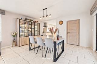<p>Ontdek deze recente halfopen en energiezuinige woning met 3 slaapkamers, een garage, een vernieuwde keuken en een aangename tuin. De combinatie van een handige indeling, lichtrijke leefruimte en ruime tuin maakt dit de ideale eigendom. </p><hr /><p>Bovendien geniet u hier van een uitstekende ligging nabij het hart van Wachtebeke, winkels, scholen, invalswegen en andere handige voorzieningen. Op deze manier voorziet de woning in de ideale harmonie tussen comfortabel wonen en een vlotte bereikbaarheid. </p><p>Via de inkomhal betreedt u de woning, waar het gastentoilet en de toegang tot de garage gesitueerd zijn. Tevens betreedt u via hier de volledig vernieuwde en open keuken, uitgerust met kwalitatieve toestellen (Miele) en meer dan voldoende kast- en opbergruimte. Aansluitend bevindt zich de ruime en lichtrijke leefruimte waar u een gezellige eet- en zithoek kan terugvinden. De ideale balans tussen functionaliteit en samenzijn. Via het grote schuifraam betreden we het zonnige terras met een aangename tuin, een onderhoudsvriendelijke buitenruimte met steeds voldoende rust en privacy.</p><p>Op het gelijkvloers bevindt zich eveneens een praktische berging met aansluiting voor een wasmachine, handig gesitueerd naast de keuken.</p><hr /><p>De eerste verdieping omvat 3 praktische en lichtrijke slaapkamers. Bovendien bevindt zich hier een volwaardige badkamer, uitgerust met een douche, lavabomeubel en toilet. <br /> </p><p>Ook op technisch vlak heeft deze woning heel wat te bieden. Dankzij de doorgedreven isolatie beschikt ze over een gunstig EPC-label B (133kwh/m² jaar). Daarnaast zijn er zonnepanelen, een thuisbatterij en een laadpaal aanwezig. Door het recente bouwjaar is de woning bovendien asbestveilig.</p><hr /><p>Dankzij de vernieuwde keuken en aangename tuin, het energiezuinige karakter en de centrale ligging vormt deze woning een interessante opportuniteit voor wie comfort en energiezuinig wonen wil combineren.</p><p>Bij Woonhoek Vastgoed begeleiden we u graag met persoonlijk advies en een professionele aanpak. Benieuwd of deze woning uw nieuwe thuis wordt?</p><p>Vraag uw bezoek eenvoudig online aan, telefonisch via 09 310 77 07 of via mail naar info@woonhoekvastgoed.be.</p>