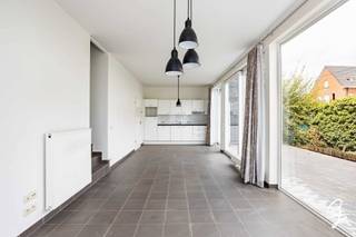 TE KOOP in Oudenaarde<br /><br />Op zoek naar een moderne woning waar comfort en ruimte mooi samenkomen? Deze aangename woning uit 2010 combineert een praktische indeling met veel natuurlijk licht en een bijzonder ruim terras.<br /><br />Via de inkomhal, voorzien van een apart gastentoilet, kom je in de leefruimte. Dankzij de grote raampartijen geniet je hier van een aangename lichtinval. De open, volledig geïnstalleerde keuken sluit naadloos aan op de leefruimte en vormt het ideale hart van de woning. Aansluitend is er een praktische berging met aansluitingen voor wasmachine en droogkast.<br /><br />Op de eerste verdieping bevinden zich twee ruime, volwaardige slaapkamers, een tweede apart toilet en een comfortabele badkamer met zowel een ligbad als een douche.<br /><br />De absolute troef van deze woning is ongetwijfeld het terras van maar liefst +45 m². Via het grote schuifraam stap je rechtstreeks vanuit de leefruimte naar buiten, waar je volop kunt genieten van ruimte en zonnige dagen. Bovendien beschikt het terras over een ruime, afgesloten buitenberging, ideaal voor het veilig stallen van meerdere fietsen.<br /><br />Een private parkeerplaats zorgt bovendien voor extra comfort.<br /><br />Kortom: een moderne, instapklare woning met een uitzonderlijk groot terras en alle comfort die je vandaag zoekt. Een bezoek is absoluut de moeite waard!<br /><br />Richtprijs: 298.000€<br /><br />Contacteer Ruben via e-mail: ruben@cornelis-goeman.be of via de website van Cornelis Goeman.