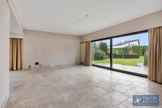 <p><span>Square Estate presenteert u deze charmante te renoveren vrijstaande villa, ideaal gelegen in een begeerde woonwijk in Wemmel.</span></p><p><span> </span></p><p><span>De woning is als volgt ingedeeld:</span></p><p><span> </span></p><p><span>Op de begane grond komt u binnen in een ruime inkomhal met vestiaire en gastentoilet. De hal leidt naar een lichte woonkamer met open haard. Een aangrenzende ingerichte keuken en een wasruimte maken deze verdieping compleet.</span></p><p><span> </span></p><p><span>Op de tussenverdieping biedt een kantoor met toegang tot een terras de mogelijkheid van een multifunctionele ruimte die ook kan worden ingericht als slaapkamer, afhankelijk van uw behoeften.</span></p><p><span> </span></p><p><span>De eerste verdieping bestaat uit een nachthal, drie mooie slaapkamers waarvan één met een eigen terras, en een badkamer met bad en douche.</span></p><p><span> </span></p><p><span>De woning beschikt verder over een aangenaam terras en een tuin met vijver, beide op het zuidwesten gelegen. Een grote garage, een parkeerplaats buiten en een opslagruimte op zolder maken deze woning helemaal compleet.</span></p><p><span> </span></p><p><span>Voor meer informatie of om een bezichtiging te organiseren, kunt u contact met ons opnemen op 02/460.42.01 of per e-mail op het volgende adres: <span>ca@square-estate.be</span></span><span> </span></p><p><span> </span></p>