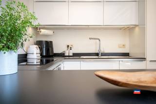 DEURNE | APPARTEMENT MODERNE ET LUMINEUX AVEC 2 CHAMBRES, DÉBARRAS ET JARDIN COMMUN | EPC B |La disposition est la suivante : hall d'entrée spacieux...