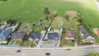 Welkom op de Weg naar As 136 te Opoeteren.<br /><br />Bent u op zoek naar een ruime open bebouwing vlakbij Niel-bij-As?<br />Bent u op zoek naar woning dewelke u als gelijkvloerse woning kan benutten? <br />Dan is deze woning met 4 slaapkamers precies wat u zoekt!<br /><br />Deze woning is gebouwd in 1979 en werd doorheen de jaren zéér goed onderhouden.<br />Het resultaat? Een ruime woning waar jong en oud zich meteen thuis voelt.<br /><br />Ontdek het appartement alvast via de virtuele rondleiding:<br />👉 https://player.vimeo.com/video/1118756819<br /><br />Troeven van het appartement<br />✔ Gunstige ligging<br />✔ Ruim perceel: 21a 15ca<br />✔ Woonoppervlakte (netto): 207,90 m²<br />✔ Bruikbare oppervlakte (netto): 314,90 m²<br />✔ Verwarming op gas<br />✔ D-label : geen renovatieverplichting<br />✔ Asbestveilige woning<br />✔ 4 slaapkamers<br />✔ 3 badkamers<br /><br />Indeling<br />Kelder : 107 m²<br />De woning is volledig onderkelderd, waarbij een inpandige garage voorzien is van 38,27 m².<br /><br />Gelijkvloers: 142,90 m² <br />Het gelijkvloers bestaat uit: inkomhal, woonkamer, berging, toilet, keuken, badkamer 1, badkamer 2, slaapkamer 1, slaapkamer 2 en een veranda.<br /><br />Verdiep: 65 m²<br />Via de vaste trap bereikt u het verdiep.<br />Het verdiep bestaat uit: ruime hal, slaapkamer 3, slaapkamer 4 en badkamer 3.<br /><br />Documenten<br />Het EPC-verslag, de elektrische keuring en de grondplannen kan u eenvoudig downloaden in bijlage.<br /><br />Interesse in een bezichtiging?<br />Bel ons via 089 391 555 of mail naar info@frerevastgoed.be.<br /><br />* Opmetingen van de binnenmaten zijn indicatief en kunnen licht afwijken.