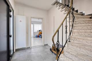 Welkom in deze charmante gerenoveerde driegevelwoning. We komen binnen langs de inkomhal, die leidt naar de woonruimte enerzijds, en anderzijds naar een ruime kamer die kan gebruikt worden naar wens (bureau, slaapkamer, berging). De ruime woonkamer baadt in het natuurlijk licht door de vele vensters en heeft een klassevolle uitstraling. Aansluitend is de keuken, die in 2024 nog een nieuw fornuis kreeg. Op de tweede verdieping vinden we de 3 slaapkamers, waarvan één met eigen dressing en de stijlvolle gerenoveerde badkamer (2024).    Buiten het hoofdgebouw bevinden zich nog de veranda, die leidt naar het grote terras, 2 garages en een tuin, zowel aan de voorkant van het huis als achteraan. Geen renovatieverplichting, conforme elektriciteitskeuring. Dichtbij winkels, alles wat het centrum van Halle te bieden heeft, en belangrijke uitvalswegen. Mis je kans niet en vraag gerust een bezoek aan. We kijken ernaar uit je te verwelkomen. 