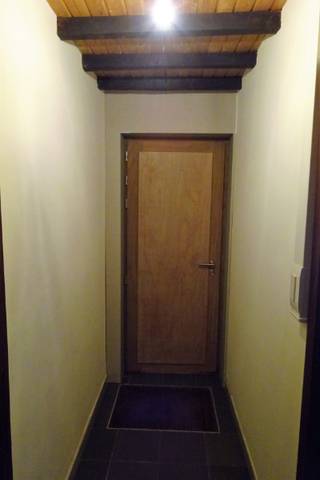Deze charmante woning beschikt over een gezellig voortuintje en verwelkomt u via een inkomhal met apart toilet die toegang biedt tot de woonkamer...