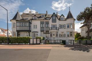 Gelegen in een van de mooiste lanen van Duinbergen, op wandelafstand van het strand, vinden we deze ruime en karaktervolle woning, een...