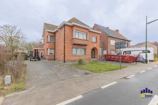 Op een rustige ligging vindt u deze volledig gerenoveerde woning met 4 slaapkamers op Kwadeweg 59 in Evergem. De woning werd de afgelopen...