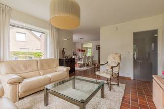 <p><span>KWALITATIEVE, INSTAPKLARE, RUIME EN GOED ONDERHOUDEN VILLA 221M² MET 3 SLAAPKAMERS, GARAGE EN MOOIE TUIN OP 9A71CA</span></p><p><span>residentiële ligging in een kindvriendelijke en autoluwe verkaveling (doodlopend) met vlotte bereikbaarheid via N16, A12 en N17</span></p><p><span> </span></p><p><span>Gelijkvloers:</span><span> Inkomhal met vestiaire / wc met handwas / grote living met eetplaats (38m²) met uitbouw (29m²) (met toegang tot terras (aan voorzijde (zuid-georiënteerd met zonnetent) en aan achterzijde (aangrenzend aan de achtertuin)) / super-ingerichte keuken (13m²) / berging met was- en stookplaats (6m²) / garage (19m²).</span></p><p><span>1ste verdieping:</span><span> Nachthal / wc / 3 slaapkamers (20m² (met toegang tot berging); 17m²; 15m²) met inmaakkasten / badkamer (8m²) met wastafel, ligbad en douche / berging.</span></p><p><span>Stockage-zolder.</span></p><p><span>Droge en kwalitatieve kelder (11m²).</span></p><p><span> </span></p><p><span>Grote tuin met terrassen (veel privacy) en kwalitatief bijgebouw / oprit met autostaanplaats.</span></p><p><span> </span></p><p><span>Woning is voorzien van centrale ver</span><span>warming (2 verwarmingsinstallaties op gas), 12 zonnepanelen, een laadpaal en een alarminstallatie.</span></p><p><span>Elektriciteit conform AREI.</span></p><p><span> </span></p><p><span>Vrij van gebruik: Bij akte (ten vroegste op 1 januari 2027).</span></p><p><span> </span></p>