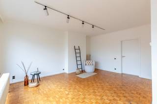 Dit <strong>grotendeels gerenoveerd penthouse</strong> bevindt zich op de <strong>vierde verdieping </strong>van een appartementsgebouw met <strong>lift</strong>, gelegen in een zijstraat van de Stationsstraat in Sint-Niklaas.<br /><br />Via de ruime inkomhal heeft u toegang tot een apart, zeer ruim toilet, de eerste slaapkamer en de leefruimte. De <strong>woonkamer geniet van veel natuurlijke lichtinval</strong> dankzij de <strong>grote raampartijen</strong> en geeft uit op het terras.<br /><br />Een absolute meerwaarde is het <strong>zeer ruime, zuidgericht terras</strong>, waar u de hele dag van de zon kan genieten. Ook de <strong>afgesloten keuken</strong>, die voorzien is van de nodige installaties, biedt rechtstreeks toegang tot het terras, wat zorgt voor een praktische en aangename verbinding tussen binnen en buiten.<br /><br />Het appartement beschikt over <strong>twee slaapkamers</strong>. Beide kamers staan in verbinding met de <strong>vernieuwde badkamer</strong>, die uitgerust is met een inloopdouche, lavabo en een tweede toilet.<br /><br />Centrale ligging met winkels, openbaar vervoer en andere voorzieningen op korte afstand.<br /><br />Er is een mogelijkheid tot het aankopen van een autostaanplaats of garagebox. <br /><br /><span><em>De daken van het gebouw werden recent vernieuwd, wat bijdraagt aan een verbeterde energie-efficiëntie. Daarnaast is de lift conform de geldende regelgeving en goedgekeurd volgens de vereiste veiligheidsnormen.</em></span><br /><br />U kan een bezoek aanvragen via 03 502 98 74 of via lena@claves.be.