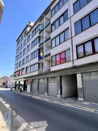Te midden van het bruisende centrum van Zottegem vinden we dit totaal, hoogwaardig gerenoveerd 2-slaapkamerappartement. Het appartement omvat een inkomhall met gastentoilet, ruime leefruimte en een ingerichte keuken, met leuk balkon en een handige berging. Verder zijn er 2 slaapkamers, waarvan de grootste ook een balkon heeft. De badkamer omvat een douche, wasmeubel en aansluiting voor wasmachine en droogkast. Bij het appartement horen 2 private kelders en een handige private fietsenberging! GEEN asbest, EPC B en conforme elektriciteit ! Het dak werd vorig jaar compleet vernieuwd. Absolute topper als eigen bewoning of ideale opbrengsteigendom. Voor meer inlichtingen of een bezoek, contacteer Veronique 0483/676579