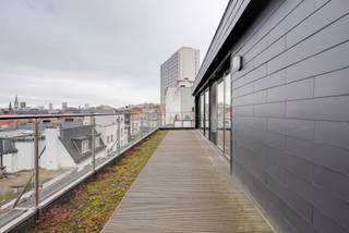 <p><strong>Penthouse met 2-slaapkamers en royaal dakterras </strong></p>
<p>Op zoek naar een modern en instapklaar twee-slaapkamerappartement op een uitstekende locatie? <br />Dit appartement op de vijfde verdieping werd in 2018 volledig gerenoveerd en is beslist een bezoek waard.</p>
<p>Dit appartement, vlakbij de bruisende Meir en midden in het hart van Antwerpen, biedt een absolute toplocatie. Met theaters, bioscopen, winkels, musea en het Centraal Station op wandelafstand, bevindt u zich werkelijk te midden van het stadsleven.</p>
<p>De lichtrijke leefruimte vormt het kloppend hart van het appartement en straalt meteen een gevoel van ruimte en rust uit. De grote ramen langs de volledige gevel zorgen niet alleen voor een overvloed aan natuurlijk licht, maar bieden ook een prachtig uitzicht over de stad. De open indeling verbindt de leefruimte en keuken op een harmonieuze manier, waardoor een moderne en luchtige sfeer ontstaat. De woonkamer is ingericht met een neutraal kleurenpalet en sluit perfect aan op de strakke, volledig uitgeruste keuken. Dankzij het riante terras van ca. 22m2, bereikbaar via de schuiframen, geniet u naadloos van zowel binnen- als buitenleven. Kortom: een uitnodigende en functionele leefomgeving die comfort en esthetiek moeiteloos combineert.</p>
<p>Via de inkomhal heeft u toegang tot de twee slaapkamers en badkamer voorzien van een ruime lavabo en ligbad.</p>
<p>Tot slot beschikt het appartement over een praktische private berging in de kelder.</p>
<p>Kortom: de ideale woonst voor wie op zoek is naar stijlvol, duurzaam en zorgeloos wonen op een toplocatie!<br /><br />Momenteel verhuurd.</p>
<p><strong>Interesse? Contacteer LISTED vandaag nog voor een bezoek: +32 3 283 51 51.</strong></p>