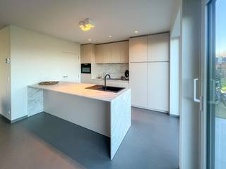 Deze nieuwe verkaveling die gebouwd wordt door Residentie Vastgoed bestaat uit 2 halfopen woningen in moderne bouwstijl en 2 halfopen woningen in landelijke bouwstijl langs de Korenbloemstraat te Torhout. De omgeving wordt getypeerd door het landelijk karakter. Ideaal om tot rust te komen na een drukke werkdag of om te genieten van het mooie landelijke uitzicht. Daarnaast is de verkaveling gelegen op een boogscheut van het centrum van Torhout en biedt zij een vlotte verbinding met Ruddervoorde en het op -en afrittencomplex van Torhout langs de E403. <br />Het centrum van Torhout ligt op ongeveer 4 kilometer van de site en biedt u tal van supermarkten, bakkers, slagers, restaurants, ontspanningsmogelijkheden, etc. aan. Tevens beschikt Torhout over een eigen algemeen ziekenhuis, voldoende scholen voor zowel lager, middelbaar als hoger onderwijs en over de nodige sportinfrastructuur. Via de Oostendestraat hebt u een rechtstreekse verbinding met de stad Oostende en bent u binnen het halfuur aan zee.<br /><br />Deze nieuwe halfopen woning in moderne bouwstijl met lotnummer 2 heeft een grondoppervlakte van 537 m², waarvan zo'n 88,20 m² bebouwd. Deze woning heeft een bewoonbare oppervlakte van 162,56 m² en is op de gelijkvloerse verdieping ingedeeld met een inkomhal met apart toilet, een ruime woonkamer met open ingerichte keuken en prachtig uitzicht op de tuin, een was -en bergruimte en een garage. Op de eerste verdieping bevinden er zich 3 slaapkamers, waarvan 1 met dressing, een badkamer, een berging en een nachthal met apart toilet. U krijgt bij deze woningen de volledige inspraak in afwerking! E-peil 30 - (Vg, WgLk, Gmo, Gvkr, VV) - Ref. OU25988<br /><br />Voor meer uitleg maken wij graag met u een afspraak voor een persoonlijk gesprek! Tot binnenkort? Residentie Vastgoed<br /><br />Residentie Vastgoed treedt niet op als bemiddelaar maar als verkoper van het onroerend goed