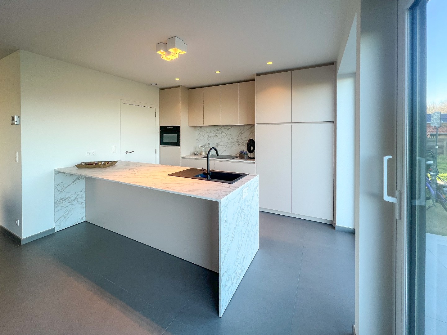 Moderne halfopen nieuwbouwwoning op 537 m² met landelijk verzicht op topligging te Torhout - foto 2