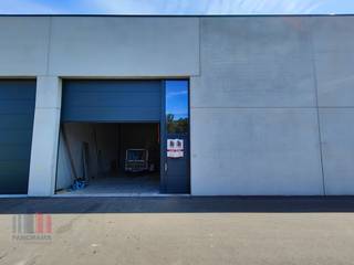 Nieuwbouw KMO-unit met een oppervlakte van 120 m² in combinatie met 3 privatieve parkeerplaatsen te huur.De magazijnruimte heeft een vrije hoogte van...
