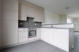 OPGELET: HIER KAN GEEN DOMICILIE GEPLAATST WORDEN!<br /><br />Op de verbindingsweg Roeselare-Torhout, dichtbij het centrum van Torhout, vestigt deze ruime duplex.<br /><br />Gelegen op de eerste verdieping bestaat deze ruime duplex uit een lichtrijke woonkamer, een moderne keuken, 2 volwaardige slaapkamers, een badkamer met lavabo en douche. Bovendien is er een berging (met aansluiting voor een wasmachine) en een ruim terras met een prachtig zicht!