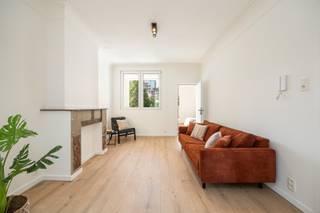 Gerenoveerd appartement met een slaapkamer en terras te Antwerpen centrum! <br /><br />Op een uitstekende en centrale locatie tussen Zurenborg en Borgerhout, op korte afstand van het bruisende stadscentrum, bevindt zich dit kleinschalige woonproject bestaande uit vier stijlvolle appartementen.<br /><br />Het appartement op de tweede verdieping werd in 2026 volledig gerenoveerd en combineert hedendaags wooncomfort met een praktische en aangename indeling.<br /><br />Via de inkomhal komt u binnen in de lichtrijke leefruimte die aansluit op de volledig uitgeruste open keuken. <br /><br />Aan de achterzijde van het appartement bevindt zich de slaapkamer van ca. 12m². Vanuit de slaapkamer heeft u toegang tot de moderne badkamer voorzien van een ruim ligbad met whirlpoolfunctie, een inloopdouche voorzien van een regendouchekop, lavabo en toilet. Daarnaast biedt de slaapkamer rechtstreeks toegang tot het gezellige terras van ca. 3m².<br /><br />Tot slot beschikt het appartement over een praktische privatieve kelderberging. <br /><br />Het huidige EPC-label bedraagt D. Naar verwachting zal de energieprestatie door de reeds uitgevoerde en nog geplande werken (waaronder extra isolatie) verder verbeteren naar een EPC-label B. <br /><br />Belangrijkste troeven:<br /><br />- Gelegen tussen de levendige wijken Borgerhout en Zurenborg<br />- Kleinschalig woonproject met slechts 4 appartementen<br />- Ideale bereikbaarheid en tal van winkels en horeca <br />- Privatieve kelderberging mee inbegrepen<br /><br />77m² bewoonbare oppervlakte cfr EPC.<br /><br />Wenst u een bezoek of meer informatie? Dan kan u ons steeds contacteren via info@dvarealestate.be of via 03/297.00.00.