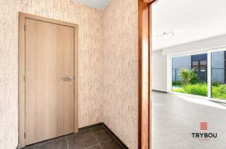 De woning is volledig ingedeeld op het gelijkvloers, wat zorgt voor optimaal wooncomfort. Via de inkomhal bereikt u een lichtrijke en ruime leefruimte die naadloos aansluit op de open keuken. Verder beschikt de woning over twee volwaardige slaapkamers, een badkamer, een apart gastentoilet, een praktische koele berging en een inpandige garage.<br /><br />Op het verdiep bevindt zich een ruime zolder met twee veluxramen. Deze biedt tal van mogelijkheden om extra slaapkamers te creëren, volledig afgestemd op uw wensen.<br /><br />Buiten geniet u van een ruime tuin waar het heerlijk vertoeven is, aangevuld met een praktisch tuinhuis voor extra bergruimte.<br /><br />Ook op technisch vlak heeft deze woning heel wat troeven:<br /><br />- EPC A<br />- Ventilatiesysteem D<br />- Rolluiken aan alle ramen<br />- Verwarmingsketel<br />- Rustige en aangename ligging<br /><br />Kortom, deze alleenstaande woning combineert gelijkvloers wooncomfort met een ruime tuin en een zolder vol potentieel. Ideaal voor wie rustig wil wonen met alle mogelijkheden voor de toekomst.<br /><br />📞 Interesse? Contacteer Thijs, Friedel of Nina:<br />📲 051 57 54 61<br />📧 thijs@grouptrybou.be | friedel@grouptrybou.be | nina@grouptrybou.be