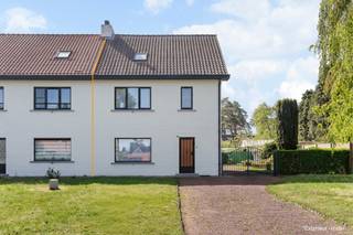 Voor meer info en foto’s, surf naar www.swevers.be – Deze halfopen woning aan de Jan Mathijs Winterslaan 6 in Genk biedt een interessante kans voor wie op zoek is naar een ruim renovatieproject met veel potentieel. De woning, gebouwd in 1951, heeft een bewoonbare oppervlakte van 200m² en staat op een mooi perceel van 782 m² met zuidoostelijke oriëntatie. Dankzij de royale volumes en praktische indeling vormt dit pand de ideale basis om volledig naar eigen smaak en volgens hedendaagse normen te vernieuwen.<br />Op het gelijkvloers geeft de inkomhal toegang tot de leefruimtes. De woonkamer van 35 m² sluit aan op de veranda met zicht op de tuin. Verder zijn er een keuken van 9 m², een bergruimte en een apart toilet. Op de eerste verdieping bevinden zich drie slaapkamers van 17,89 m², 14,13 m² en 9,54 m², samen met een centraal gelegen badkamer. De tweede verdieping telt nog twee extra slaapkamers van 19,44 m² en 10,35 m², aangevuld met twee bergingen en een ruime overloop. Ook de kelder van 25 m² en de garage van 28 m² zorgen voor extra bergruimte en comfort.<br />De tuin is licht en aangenaam, met bovendien een praktische toegang langs achter. De ligging is een extra troef, met scholen op 1 km, openbaar vervoer op 500 meter en winkels, restaurants en ontspanning op wandelafstand. Ook de snelwegen zijn vlot bereikbaar op 4,5 km. Een woning met vijf slaapkamers, veel ruimte en tal van mogelijkheden voor wie zijn eigen woonproject wil realiseren. Voor meer informatie, bel 011 255 155. Bron bewoonbare oppervlakte: EPC – verslag. Dit pand is onderworpen aan de renovatieverplichting van de Vlaamse overheid voor residentiële gebouwen (behoudens bij sloop binnen 5 jaar na de aankoop). Consulteer voor meer informatie de website van het Vlaams Energie- en Klimaatagentschap via https://www.vlaanderen.be/een-huis-of-appartement-kopen/renovatieverplichting-voor-residentiele-gebouwen.