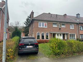 Deze ruime woning bevindt zich op een gunstige ligging vlakbij Gasthuisberg en IMEC,centrum Leuven, winkels, scholen, openbaar vervoer, E40 en...
