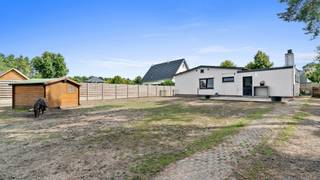 Gezellige gelijkvloerse woning met 4 slaapkamers & grote tuin – op 11 areJe komt binnen via een ruime inkomhal die toegang geeft tot de verschillende...