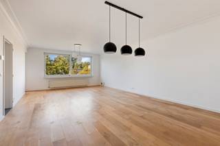 <p><span>Dit </span><span>ruime appartement</span><span> staat te koop aan het gezellige </span><span>Edenplein op 't Neerland in Wilrijk</span><span>. De ligging en bereikbaarheid zijn uitermate ideaal. Op enkele meters bevinden zich onder meer een supermarkt, school en openbaar vervoer. De bereikbaarheid naar centrum Antwerpen alsook A12 en E40 is hier subliem. Het Park van Eden bevindt zich eveneens op wandelafstand.</span></p><p><span> </span></p><p><span>Het appartement is zo'n 134m² groot (cfr. EPC), heeft </span><span>3 volwaardige slaapkamers</span><span> en beschikt over </span><span>twee terrassen </span><span>(16,5m²). Parkeren kan eenvoudig voor de deur of op de ondergrondse </span><span>autostaanplaats </span><span>dewelke </span><span>verplicht bij aan te kopen</span><span> is voor 15.000 euro. Deze plaats is ideaal voor fietsen of brommers.</span></p><p><span> </span></p><p><span>* de bemeubelde foto's zijn impressies gestaged via AI</span></p><p><span> </span></p><p><span>Indeling</span></p><p><span>- inkomhal</span></p><p><span>- apart toilet</span></p><p><span>- woonkamer en eetkamer (45m²)</span></p><p><span>- geïnstalleerde keuken</span></p><p><span>- aansluitende berging</span></p><p><span>- terras (3,5m²)</span></p><p><span>- slaapkamer 1 (21m²)</span></p><p><span>- terras (13m²) met zuid oriëntatie</span></p><p><span>- slaapkamer 2 (10m²)</span></p><p><span>- slaapkamer 3 (9m²)</span></p><p><span>- badkamer met twee lavabo's, ligbad, douche en aansluitingen wasmachine en droogkast</span></p><p><span>- privatieve kelderberging</span></p><p><span>- ondergrondse autostaanplaats verplicht bij aan te kopen voor 15.000 euro</span></p><p><span> </span></p><p><span>Algemeen gebouw</span></p><p><span>- geen lift</span></p><p><span>- provisie 108 euro/maand (incl. water)</span></p><p><span> </span></p><p><span>Troeven</span></p><p><span>- gerenoveerd in 2016</span></p><p><span>- zeer ruim appartement</span></p><p><span>- veel lichtinval</span></p><p><span>- conforme elektriciteit</span></p><p><span> </span></p><p><span>Ben jij geïnteresseerd in dit appartement in Wilrijk, ben je op zoek naar ander vastgoed, een investering of wens je de waarde van jouw eigendom te kennen? Dan ben je bij BOLT immo aan het juiste adres! Wij helpen jou graag verder.</span><span> </span></p><p><span> </span></p>