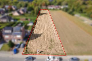 Ben jij op zoek naar een ruim perceel bouwgrond gelegen in de Kattelinnestraat te Erpe-Mere, met een totale oppervlakte van 4.934,38 m² en een straatbreedte van 24,75 meter.<br />Dan is deze grond met verbindingen naar alle belangrijke invalswegen in de buurt zeker iets voor jou! <br /><br />Mogelijkheden tot bebouwing<br /><br />Het perceel biedt verschillende mogelijkheden. Er kan gekozen worden voor de realisatie van één ruime open bebouwing of voor twee halfopen bebouwingen. <br />De mogelijkheden volgens de standaardbouwvoorschriften voor een open bebouwing: <br />Gelijkvloerse verdieping: 18meter breed op 16meter diep (288m² vloeroppervlakte) <br />Eerste verdieping: 18 meter breed op 15 meter diep (270m² vloeroppervlakte) <br />Zadeldak ook toegestaan. <br /><br />Er kan dus een woning van 558 m² bewoonbare oppervlakte exclusief zonder opgericht worden. <br /><br />Ligging<br />De Kattelinnestraat is gelegen in Erpe-Mere, met een goede verbinding naar Aalst, Lede en de omliggende gemeenten. Ook de autosnelwegen en belangrijke verbindingswegen zijn vlot bereikbaar.<br /><br />Kenmerken:<br />Oppervlakte: 4.934,38 m²<br />Straatbreedte: 24,75 meter<br />Mogelijkheid voor 1 open bebouwing<br />Mogelijkheid voor 2 halfopen bebouwingenµ<br />Goede verbinding naar Aalst, Lede en de autosnelwegen<br /><br />Een ruim perceel met verschillende mogelijkheden voor wie op zoek is naar een bouwgrond in Erpe-Mere.<br />Interesse? Neem contact op met Robbe (0498 26 28 49) voor meer informatie.