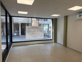 ESPACE COMMERCIAL MODERNE ET CENTRAL
Situé dans la rue du Pont (Brugstraat), dans le prolongement de la rue commerçante de Grammont, se trouve cet espace commercial de 72 m² récemment rénové. Grâce à ses grandes baies vitrées, le bâtiment bénéficie d'une abondante luminosité naturelle et d'une apparence moderne, ce qui en fait un lieu idéal pour un bureau, un cabinet libéral ou des services.

L'emplacement garantit une excellente visibilité et un passage important, rendant cette adresse particulièrement intéressante pour ceux qui souhaitent travailler de manière centrale et visible. Le bien fait partie d'un immeuble ayant récemment subi une rénovation complète, assurant ainsi une image soignée et professionnelle.

De plus, l'espace est aménagé de manière pratique avec une kitchenette et un toilette séparé. À noter que le local sera entièrement parachevé pour le début de la location. Côté énergétique, le bâtiment est très performant avec un label PEB A. Il s'agit de l'endroit idéal pour quiconque recherche un bureau ou un espace commercial moderne dans un secteur central.

Intéressé(e) ?
Appelez le 054 41 25 00 ou envoyez un e-mail à info@casavista.be.