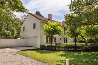 <p><span>Villa d'architecte exclusive avec piscine dans le prestigieux quartier de Bellemond</span></p><p><span>Dans </span><span>le quartier</span><span>recherché </span><span>de Bellemond</span><span> à </span><span>Gravenwezel</span><span>, vous trouverez cette </span><span>luxueuse villa d'architecte</span><span> conçue par </span><span>John Bontinck</span><span>, où </span><span>la lumière, l'espace et l'intimité</span><span> occupent une place centrale. Entourée de verdure et parfaitement orientée, vous profiterez ici d'une expérience de vie unique à proximité des </span><span>écoles</span><span>, des </span><span>commerces</span><span> et des </span><span>transports en commun</span><span>.</span></p><p><span>En entrant, vous êtes immédiatement plongé </span><span>dans un sentiment de vacances</span><span>. </span><span> L'impressionnant </span><span>espace de vie</span><span> avec </span><span>cheminée</span><span> et </span><span>parquet</span><span> est baigné de lumière naturelle grâce aux grandes fenêtres et au volume continu. L'intérieur et l'extérieur se fondent parfaitement, avec un accès direct à la </span><span>terrasse orientée sud-ouest</span><span>, au </span><span>jardin paysager</span><span> et à la </span><span>piscine chauffée</span><span>.</span></p><p><span>La </span><span>cuisine design avec îlot</span><span> est entièrement équipée et offre une vue imprenable sur la verdure. Une </span><span>salle d'eau avec accès extérieur</span><span> complète le confort.</span></p><p><span>A l'étage, le </span><span>loft</span><span> crée une atmosphère ouverte et aérée. </span><span>La suite parentale</span><span>, avec </span><span>son dressing et sa salle de bains</span><span>, est un véritable espace privé. En outre, il y a </span><span>3 chambres à coucher de taille normale</span><span> et une deuxième </span><span>salle de bains</span><span>.</span></p><p><span>Le </span><span>jardin à perte de vue</span><span>, avec plusieurs terrasses et une piscine, est une oasis de tranquillité. </span><span>Garage intérieur pour 2 voitures</span><span> et grande allée disponible.</span></p><p><span>Avantages :</span></p><ul><li><span>Architecture de pointe avec un maximum de lumière</span><span> </span></li><li><span>Piscine chauffée &amp; orientation parfaite</span><span> </span></li><li><span>4 chambres, 2 salles de bains</span><span> </span></li><li><span>Chauffage au sol, sols coulés &amp; panneaux solaires</span><span> </span></li><li><span>EPC favorable : 164 kWh/m²</span><span> </span></li></ul><p><span> </span></p><p><span>Vous souhaitez visiter cette propriété exclusive ? Contactez-nous à 036466655 ou info@sinjoor.be.</span></p>