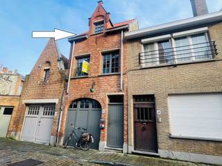 Brugge centrum <strong><u> ENERGIEZUINIG  CHARMANT INSTAPKLAAR WOONHUIS met TUIN en 4 SLAAPKAMERS en 10 zonnepanelen,</u></strong><br />Totaalrenovatie van 2021<br />Inkomhal, bergplaats, uiterst gezellig LICHTRIJKE living, uitgevend op grote mooie terras en tuin, open ingerichte keuken ( frigo,diepvries, elektrisch fornuis,combi-oven, vaatwas), badkamer met douche lavabo en toilet, aansluiting voor wasmachine, TUIN met alle privacy.(De woning is GEEN bel-étage woning, living, keuken en badkamer vinden zich op het gelijkvloers.)<br />Boven 4 SLAAPKAMERS, waarvan 1 met mezzanine.<br />Alle ramen thermo isolerend glas, elektriciteit conform tot 2045, 10 ZONNEPANELEN  3.300 Wp, <br />Hoogrendementsketel op aardgas, overal radiatoren.  0 asbest. Led verlichting.<br /> 