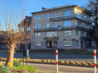 <h3>Riant appartement (105 m²) met maximale lichtinval en strategische ligging in Dilbeek!<br /><br />Ben je op zoek naar een woonst die uitblinkt in binnenruimte en licht? Dit uitstekend onderhouden hoekappartement verrast je bij binnenkomst direct door de grote raampartijen. Met twee volwaardige slaapkamers, een nieuwe badkamer, nieuwe keuken en een praktische indeling is dit pand volledig instapklaar.<br />Je woont hier op een strategische as met alles binnen handbereik: winkels, scholen en openbaar vervoer liggen voor de deur, terwijl je binnen enkele minuten op de Ring of in Brussel bent. Een ideale kans voor starters die veel ruimte zoeken voor hun budget. <br /><br />Dit appartement is momenteel verhuurd, wat het bijzonder interessant maakt als vastgoedinvestering met onmiddellijk rendement.<br />Wil je hier liever zelf wonen, dan is dit uiteraard geen enkel probleem mits het respecteren van een opzegtermijn.<br />Een ondergrondse autostaanplaats is verplicht mee aan te kopen voor €18.000.<br /><br />Gelegen op een toplocatie in Dilbeek met een uitzonderlijke mooiscore van 8,7/10. Vlot bereikbaar, dichtbij winkels, openbaar vervoer en in een rustige omgeving.<br /><br />Stedenbouwkundige inlichtingen: Vg-Wg-Gmo-Gvkr-Vv<br /><br />👉 Mis deze kans niet om eigenaar te worden van dit unieke appartement in Dilbeek!<br /><br />📩 Interesse?<br />Contacteer Mathias via mathias.ehmann@weinvest.be of 0478/70.96.49 voor meer informatie of een bezoek ter plaatse.</h3>