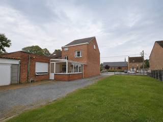 Vrijstaande woning in een traditionele bouwstijl, opgetrokken op een ruim en breed perceel grond van ± 8a 82ca. De woning beschikt o.a. over 4 slaapkamers, garage en tuin en biedt veel potentieel en diverse uitbreidingsmogelijkheden. Goede verbindingen met openbaar en privaat vervoer naar omliggende steden en gemeenten. EPC-score: 510 (label F - renovatieverplichting). Oppervlakte: 822m². Oriëntatie: noordoosten. Vg, Wglk, Gmo, Gvkr, Gvv. P-score: A / G-score: A.<br /><br />INDELING:<br />Kelders: (plafondhoogte: ± 2,12m)<br /><br />Gelijkvloers: (plafondhoogte: ± 2,97m)<br />Inkomhal, living, eetplaats, trapsas (trap naar kelder en verdieping), keuken (dubbele roestvrije spoelbak, dampkap, keramische kookplaat), veranda, sas, toilet (wc en lavabo), stookplaats (condensatiegaswandketel, zekeringenkast, gas- en watermeter), badkamer (douche, aansluiting wasmachine, uitgietbak).<br /><br />Verdieping: (plafondhoogte: ± 2,77m)<br />Overloop (trap naar dakverdieping), slaapkamer 1, slaapkamer 2, sas, toilet, slaapkamer 3.<br /><br />Dakverdieping: (plafondhoogte: ± 2,16m)<br />Overloop, slaapkamer 4, sas, stockagezolder.<br /><br />Afzonderlijk:<br />Garage en tuinhok.<br /><br />AFWERKING:<br />- Vloer: keramische tegels, vinyl, tapijt.<br />- Muren: geschilderd pleisterwerk, betegeld, behangen, geschilderde gipsplaten, dennenhouten planchetten.<br />- Plafond: geschilderd pleisterwerk, glasvezelbehang.<br /><br />AFMETINGEN:<br />Zie indelingsplannen bij downloads.<br />Kelder: 6,01 x 4,93 = ± 29,63m²<br /><br />DIVERSEN:<br />Centrale verwarming op gas met radiatoren. Aluminium ramen met dubbele beglazing en houten ramen met enkele beglazing. Rolluiken in pvc met lint en elektrische besturing. Massieve en houten tussenvloeren. De woning is verhuurd, meer informatie hierover te bekomen op kantoor.<br />De kosten van de opmeting bedragen € 950 + 21% BTW en zijn ten laste van de koper.<br /><br />STEDENBOUWKUNDIG:<br />Stedenbouwkundige vergunning: ja (voor 1962)<br />Stedenbouwkundige bestemming: vooraan in een woongebied met landelijk karakter en deeltje achteraan in landschappelijk waardevol agrarisch gebied.<br />Geen rechterlijke herstelmaatregel of bestuurlijke maatregel opgelegd.<br />Voorkooprecht: nee - Verkavelingsvergunning: nee<br />P-score: A / G-score: A<br />Geen maatregelen in het Vlaams Handhavingsplatform.