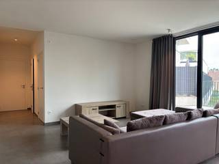Modern appartement in residentie Monastère, een stijlvol appartementencomplex perfect gelegen in het centrum van Retie. Winkels, cafés, scholen en openbaar vervoer bevinden zich allen op wandelafstand van de residentie.<br /><br />Dit appartement is gelegen op de eerste verdieping met inkom op de hoek van de Laarstraat en Kloosterstraat. Het is bereikbaar via een trap en lift die ook de ondergrondse parkeergarage bedient.<br /><br />Het appartement (106m²) bestaat uit een inkomhal, zeer ruime en open leefruimte met keuken, 2 slaapkamers vooraan, waarvan 1 met ruimte voor dressing, badkamer met inloopdouche en toilet, 2 bergingen en een gastentoilet. De leefruimte beschikt over een grote raampartij en geeft uit op een ruim en zonnig terras (zuid-georiënteerd). De keuken is uitgerust met keramisch kookvuur, ijskast, dampkap, oven en vaatwasser.<br /><br />Bij het appartement hoort ook een ondergrondse autostaanplaats en privatieve berging. Ook een fietsenstalling is aanwezig.<br /><br />Bijzonderheden:<br />- De gemeenschappelijke lasten bedragen 75 euro per maand<br />- EPC: A-label<br />- Ondergrondse staanplaats en kelderberging