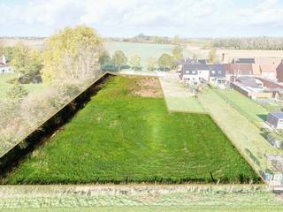 Belle parcelle de terrain orientée plein sud de pas moins de 2 461 m² pour bâtiments ouverts ! À distance de vélo du centre d'Ypres et du centre...