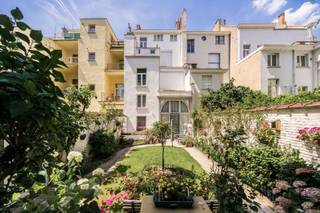 <p><span>Karaktervol gelijkvloers appartement met 140 m² privatieve tuin, authentieke elementen en uitbreidingspotentieel in de Europese Wijk</span></p><p><span>In de gegeerde Spastraat, op een absolute toplocatie in de onmiddellijke nabijheid van de Europese Wijk, bevindt zich dit karaktervolle gelijkvloerse appartement dat charme, ruimte en uitzonderlijk potentieel perfect combineert. De woning beschikt over tal van authentieke elementen die haar een warme en stijlvolle uitstraling geven en geniet van een absolute troef: een prachtig aangelegde privatieve tuin van maar liefst 140 m². Een zeldzaam stukje groen op deze toplocatie, ideaal om in alle rust te ontspannen, gasten te ontvangen of volop van het buitenleven te genieten.</span></p><p><span>De ligging is zonder meer uitstekend. Op wandelafstand bevinden zich de Europese instellingen, Schuman, het Jubelpark, openbaar vervoer, winkels, restaurants en alle dagelijkse voorzieningen. Dankzij de uitstekende bereikbaarheid vormt dit appartement een ideale woonst voor eigen bewoning, een pied-à-terre of een waardevaste investering.</span></p><p><span>Een bijkomende meerwaarde is het privatieve keldergedeelte van ongeveer 25 m², rechtstreeks gelegen onder het appartement. Mits het bekomen van de nodige stedenbouwkundige vergunningen biedt deze ruimte interessante uitbreidingsmogelijkheden, zoals het creëren van extra slaapkamers, een bureau, hobbyruimte of bijkomende leefruimte. Een unieke opportuniteit om het appartement verder af te stemmen op uw woonwensen.</span></p><p><span>Het gebouw verkeert in een goede algemene staat van onderhoud en is uitgerust met centrale verwarming op mazout. De elektrische installatie is niet conform de huidige regelgeving en het appartement beschikt over een EPC-label G, waardoor de koper de mogelijkheid heeft om de woning energetisch te optimaliseren en volledig naar eigen smaak te renoveren.</span></p><p><span>Als extra troef bestaat de mogelijkheid om een afgesloten dubbele garagebox met bijkomende bergruimte aan te kopen voor € 50.000. Deze bevindt zich op wandelafstand van het appartement en vormt in deze gegeerde buurt, waar parkeergelegenheid bijzonder schaars is, een uitzonderlijke meerwaarde.</span></p><p><span>Een unieke opportuniteit voor wie op zoek is naar een karaktervol gelijkvloers appartement met een uitzonderlijke tuin van 140 m², uitbreidingspotentieel en een topligging in het hart van de Europese Wijk.</span></p>