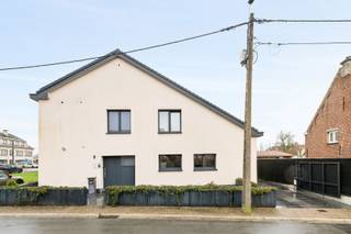 Op zoek naar een ruime woning met tal van mogelijkheden? Deze instapklare open bebouwing werd grondig gerenoveerd en combineert comfort, volume en...