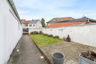 Te koop: ruime halfopen woning in Herent, op korte afstand van Leuven en belangrijke invalswegen. Deze woning uit 1955 biedt veel leefruimte en een...