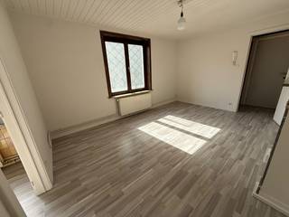 De studio beschikt over een aangename woon-/slaapkamer, een aparte keuken, een afzonderlijke badkamer, een apart toilet en een balkon.<br /><br />Indeling;<br /><br /> - Woon- en slaapruimte<br /><br /> - Aparte keuken<br /><br /> - Badkamer met douche<br /><br /> - Afzonderlijk toilet<br /><br /> - Balkon<br /><br />Een ideale woonst voor een alleenstaande of voor iemand die op zoek is naar een compacte, zelfstandige woning in Oostende.