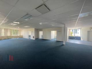 <strong>Espace de bureaux </strong>de haute qualité de 230 m² avec 236 m² <strong>d'espace de stockage</strong> à louer.<br />Situé à seulement 700 m de l’entrée et de la sortie du Ring de Bruxelles (R0) à Berchem-Sainte-Agathe, avec un accès rapide à l’E40. Le site est également facilement accessible en transports en commun, la gare de Grand-Bigard se trouvant à seulement 400 m.<br /><br />L'espace de bureau bénéficie de beaucoup de lumière naturelle et est situé au rez-de-chaussée dans le magnifique Westpoint Business Park avec son grand parking. Idéal pour les entreprises à la recherche d'un lieu de travail moderne et facilement accessible.<br /><br />Le bien fait partie du Westpoint Business Park, qui dispose d'un grand parking. Idéal pour les entreprises à la recherche d'un espace de travail moderne, fonctionnel et facilement accessible. De plus, le bâtiment A peut être loué en entier ou en deux parties, en fonction des besoins du locataire.<br /><br />Contactez <strong>PANORAMA B2B </strong>pour des informations complémentaires, des plans ou une visite sur place: <strong>0477 09 00 09.</strong>