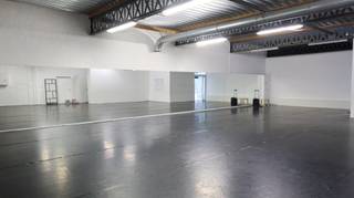 Bent u op zoek naar een veelzijdige ruimte met tal van mogelijkheden?<br />Deze polyvalente handelsruimte van 431 m², gunstig gelegen nabij centrum Roeselare, biedt een uitstekende opportuniteit voor uiteenlopende activiteiten.<br />De ruimte is momenteel ingedeeld in twee afzonderlijke danszalen, aangevuld met een ontvangstruimte die perfect kan dienen als onthaal of wachtruimte. Daarnaast beschikt het pand over gescheiden sanitair voor dames en heren, beide voorzien van een douche, evenals meerdere opbergruimtes.<br /><br />Dankzij de flexibele indeling leent deze locatie zich niet alleen uitstekend voor dans-, sport- of bewegingsactiviteiten, maar ook voor onder meer:<br />- Personal training of fitness<br />- Yoga- of pilatesstudio<br />- Groepslessen en workshops<br />- Praktijk- of opleidingsruimte<br />- Opslag of magazijnfunctie<br />- Diverse commerciële of recreatieve activiteiten<br /><br />De combinatie van een ruime oppervlakte, een praktische indeling en een vlot bereikbare ligging maakt dit pand een ideale keuze voor ondernemers die op zoek zijn naar een functionele en veelzijdige locatie.<br />Interesse of wenst u een bezoek ter plaatse? Neem gerust contact op voor meer informatie.