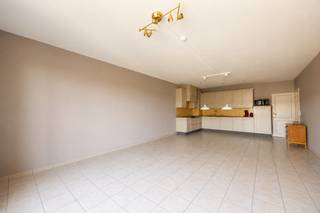 Op een aangename locatie in Lier bevindt zich dit verzorgd appartement op de eerste verdieping van een kleinschalig appartementsgebouw. De woning combineert een praktische indeling met aangename leefruimtes, een ruim zonneterras en een gunstig EPC-label B.<br /><br />De aangename leefruimte biedt voldoende plaats voor een gezellige zithoek en eethoek. Aansluitend bevindt zich de open keuken, voorzien van een gasvuur en mooi geïntegreerd in de leefruimte.<br /><br />Een absolute meerwaarde van dit appartement is het ruime terras. Deze aangename buitenruimte biedt volop plaats voor een lounge, een eettafel of zelfs een combinatie van beide, waardoor u optimaal kunt genieten van zonnige dagen en gezellige avonden in alle rust.<br /><br />Het appartement beschikt verder over twee slaapkamers en biedt hierdoor voldoende ruimte voor een koppel, een klein gezin of wie graag een extra kamer heeft als bureau of hobbyruimte. De badkamer is praktisch ingericht en beschikt over een douche-in-badcombinatie en een toilet.<br /><br />Contacteer Vincent voor een bezoek ter plaatse via Vincent@reds.be of op het nummer 0475 21 00 86.