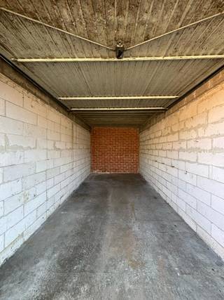 <p>Deze extra ruime garagebox van ca. 16,5 m² is gelegen in de Rendierstraat te Wilrijk en biedt voldoende plaats voor een wagen, motor of bijkomende opslag. De garagebox heeft een hoogte van 2,59 m, een breedte van 2,74 m en een diepte van 6,03 m.</p><p>De garagebox is vlot en gemakkelijk bereikbaar, ook met een grotere wagen of camionette, en is voorzien van een manueel bedienbare kantelpoort. De box beschikt niet over elektriciteit. Een bijkomend voordeel is dat er geen syndicus aanwezig is en er bijgevolg geen gemeenschappelijke kosten zijn. De garagebox is zowel interessant voor eigen gebruik als voor wie op zoek is naar een praktische investering. Vraagprijs: €30.000</p><p>Bij interesse of voor meer informatie kunt u steeds contact opnemen op volgend telefoonnummer:</p>