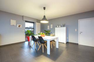 In een zeer rustige straat in Vosselaar, op korte afstand van het centrum en dagelijkse voorzieningen, vindt u deze verrassend ruime woning met...