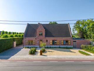 <h1><strong>Unieke, hoogwaardig afgewerkte woning met bijwoning nabij het centrum van Wuustwezel</strong></h1>
<p><span>Deze hoogwaardig afgewerkte woning met <strong>bijwoning</strong>, <strong>private tuin</strong> en <strong>meerdere parkeerplaatsen</strong> biedt uitzonderlijk veel mogelijkheden: ideaal voor <strong>nieuw samengestelde gezinnen</strong>, <strong>kangoeroewonen</strong>, <strong>AIR B&B</strong> of <strong>kantoor/praktijk aan huis</strong>.</span></p>
<div></div>
<h2><strong>🏠 Hoofdwoning</strong></h2>
<h3><strong>Gelijkvloers</strong></h3>
<ul>
<li>
<p><span>Inkomhal op tegelvloer met gastentoilet</span></p>
</li>
<li>
<p><span>Leefruimte op parket met eet- en zithoek en zicht op de tuin</span></p>
</li>
<li>
<p><span>Volledig ingerichte keuken met Boretti-fornuis en dubbele oven, Novy-dampkap, Amerikaanse koelkast, vaatwasser, open haard en werkblad in blauwe steen</span></p>
</li>
<li>
<p><span>Badkamer met ligbad, inloopdouche, dubbele lavabo, toilet en handdoekverwarmer</span></p>
</li>
<li>
<p><span>Slaapkamer met airco, tv- en internetaansluiting</span></p>
</li>
<li>
<p><span>Dressingkamer</span></p>
</li>
<li>
<p><span>Wasruimte met spoelbak en waterontharder</span></p>
</li>
<li>
<p><span>Bureau met ingemaakte kasten en toegang tot de tuin</span></p>
</li>
</ul>
<h3><strong>Eerste verdieping</strong></h3>
<ul>
<li>
<p><span>Nachthal met ingemaakte kasten en apart toilet</span></p>
</li>
<li>
<p><span>Slaapkamer met lamellen op maat</span></p>
</li>
<li>
<p><span>Slaapkamer met elektrische rolluik en airco (momenteel schoonheidssalon)</span></p>
</li>
<li>
<p><span>Dressing met aansluitende badkamer (ligbad, lavabo, handdoekverwarmer, elektrische rolluik)</span></p>
</li>
</ul>
<div></div>
<h2><strong>🏡 Bijwoning</strong></h2>
<h3><strong>Gelijkvloers</strong></h3>
<ul>
<li>
<p><span>Aparte inkom met ingemaakte kasten en gastentoilet</span></p>
</li>
<li>
<p><span>Keuken met SMEG-fornuis, combi‑oven, Amerikaanse koelkast, ingemaakte kasten en vaatwasser op hoogte</span></p>
</li>
<li>
<p><span>Living op parket met airco, lamellen op maat, elektrische screens en toegang tot de tuin</span></p>
</li>
</ul>
<h3><strong>Eerste verdieping</strong></h3>
<ul>
<li>
<p><span>Slaapkamer met airco en ingemaakte kasten</span></p>
</li>
<li>
<p><span>Dressing met aansluitende badkamer (douchecabine, dubbele lavabo, toilet)</span></p>
</li>
</ul>
<div></div>
<h2><strong>🌿 Buitenruimte</strong></h2>
<ul>
<li>
<p><span>Private, volledig omheinde tuin</span></p>
</li>
<li>
<p><span>Elektrische poorten</span></p>
</li>
<li>
<p><span>Meerdere parkeerplaatsen vooraan</span></p>
</li>
</ul>
<div></div>
<h2><strong>✨ Troeven</strong></h2>
<ul>
<li>
<p><span>Nabij centrum Wuustwezel</span></p>
</li>
<li>
<p><span>Hoogwaardige afwerking</span></p>
</li>
<li>
<p><span>Ideaal voor kangoeroewonen, AIR B&B of praktijk aan huis</span></p>
</li>
<li>
<p><span>Perfect voor nieuw samengestelde gezinnen</span></p>
</li>
<li>
<p><span>26 zonnepanelen</span></p>
</li>
<li>
<p><span><strong>EPC A</strong></span></p>
</li>
</ul>
<div></div>
<h2><strong>Interesse?</strong></h2>
<p><span>📞 03 568 03 03 ✉️ info@vastgoed03.be Plan vandaag nog uw bezoek.</span></p>