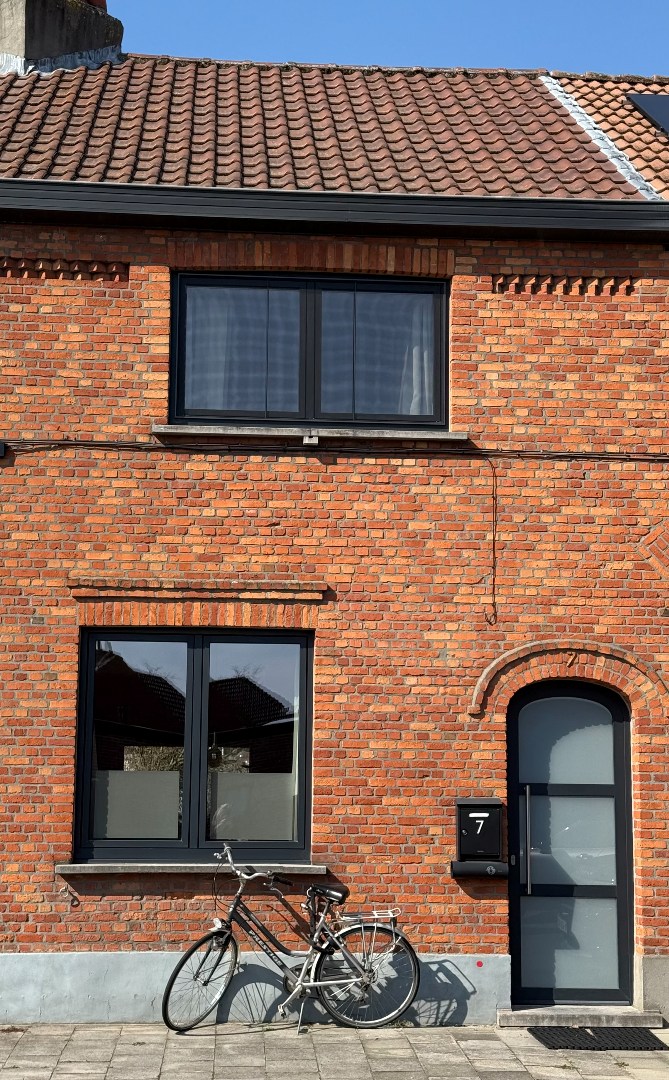 Charmante gerenoveerde instapklare woning met tuin in rustige straat nabij UZ Gent - foto 1