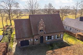 OP TE FRISSEN VILLA OP HET EINDE VAN EEN DOODLOPENDE STRAAT MET ZICHT OP WEILANDEN. * Gelijkvloers : Bij binnenkomst wordt u verwelkomd in een...