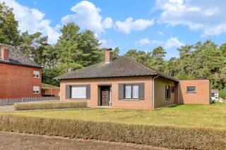 Rustig gelegen gelijkvloerse woning met 2 slaapkamers en ruime garage op een mooi perceel van circa 20a in een bosrijke omgeving. Uitstekende...