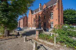 Aan de Tolhuiskaai  6 in Gent vind je deze charmante, neogotische sluiswachterswoning met een woonoppervlakte van 199 m². De woning is...