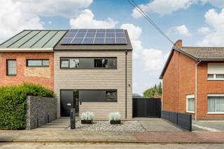 <p><span>Aan het einde van de rustige, doodlopende Pruimelaarstraat, ligt deze luxueus afgewerkte woning (2019) met een verzorgd aangelegde tuin, camera’s, alu antraciet buitenschrijnwerk (Reynaers), wachtleiding voor oplaadpunt, alu poort, geïntegreerde pakketbrievenbus, maatkasten, etc. De gelijkvloerse verdieping is voorzien van hoogwaardige designbinnendeuren van Anyway Doors. De EPC-score van 89 (Label A) werd bereikt door integratie van: algemene vloerverwarming, condensatieketel, 18 zonnepanelen en dikke isolatielagen. De ruime leefruimte beschikt over een tv-meubel (maatwerk), geïntegreerde gashaard (M-Design), afstandsbediende elektrische binnenlamellen (Somfy), ingebouwde speakers, grote alu schuiframen (Reynaers), gepolierde betonvloer en plafondhoge deuren (Nordex). Let in de aangelegde tuin met veel privacy op de prijzige overdekte terrasconstructie (Brustor), de robotmaaier, het bijgebouw en de tuinverlichting (app). In de luxueuze keuken (Grando), spotten we veel (verborgen) bergruimte, Dekton werkbladen, een groot kookeiland (6 zitplaatsen), Miele toestellen (oven, microgolfoven, koffiemachine, koelkast, diepvries), plus een kookplaat met geïntegreerde afzuiging. Opbergruimte is beschikbaar in een wasplaats, een droge kelder en een technische ruimte. In de toiletten is zelfs de rolhouder geïntegreerd in de muur. De luxe-badkamer is groot genoeg voor de inloopdouche (stalen deur) en het dubbele badkamermeubel (maatwerk). Alle kamers bieden plaats voor een dubbel bed. De exclusieve handgemaakte trap van Genico met Corian afwerking en geïntegreerde LED-verlichting, geeft aan van welk hoog niveau de afwerking wel is.</span></p>
