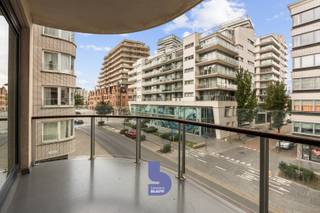 <p>Op zoek naar een ruim, energiezuinig en veelzijdig appartement met een groot terras, op een centrale ligging in Oostende? Dit aangename appartement, gelegen op de tweede verdieping van een recente residentie uit 2008, combineert een praktische indeling met een uitstekende ligging en een bijzonder gunstig EPC-label A.<br /><br />Bij het binnenkomen wordt u verwelkomd in een ruime inkomhal die zorgt voor een aangename overgang naar de verschillende leefruimtes. Aan de voorzijde bevindt zich de ruime en lichtrijke woonkamer, die mooi aansluit op de eetruimte. De woonkamer is voorzien van een warme parketvloer, wat meteen voor een gezellige en kwalitatieve uitstraling zorgt. Aansluitend bevindt zich een extra ruimte die momenteel ingericht is als bureau. Deze ruimte kan bovendien, mits een aangepaste indeling, perfect worden omgevormd tot een derde slaapkamer. Hierdoor biedt het appartement verschillende mogelijkheden, afhankelijk van uw persoonlijke wensen. <br /><br />De keuken sluit mooi aan bij de leefruimte, maar is dankzij de indeling toch op een aangename manier afgescheiden van het woongedeelte. <br /><br />Een absolute troef is het brede terras aan de voorzijde. Hierdoor beschikt u over een verrassend ruime buitenruimte waar u heerlijk kunt genieten van de buitenlucht. Een terras van dit formaat is een echte meerwaarde in het centrum van Oostende.<br /><br />Via de inkomhal bereikt u de twee volwaardige slaapkamers en de badkamer. Deze is praktisch ingericht en beschikt over een inloopdouche en dubbele lavabo.<br /><br />Ook op het vlak van energie scoort dit appartement bijzonder goed. Dankzij het EPC-label A geniet u van een energiezuinige woning, wat zowel vandaag als op lange termijn een belangrijke troef is. Dankzij de airco in de slaapkamer, keuken en woonkamer is het ook in de zomer altijd aangenaam.<br /><br />Als bijkomende meerwaarde is er de mogelijkheid om een bijzonder ruime en diepe garagebox aan te kopen voor € 75.000. Deze biedt niet alleen plaats voor uw wagen, maar ook uitzonderlijk veel extra bergruimte voor fietsen, materiaal, hobbyspullen of andere zaken. Verder beschikt het appartementsgebouw ook over een gemeenschappelijke fietsberging.<br /><br />De ligging maakt het geheel compleet. U bevindt zich op wandelafstand van de jachthaven, het Maria Hendrikapark, het winkelcentrum, de Delhaize, het station en de post. Ook het strand, de Zeedijk, de haven en het centrum van Oostende bevinden zich vlakbij.</p>